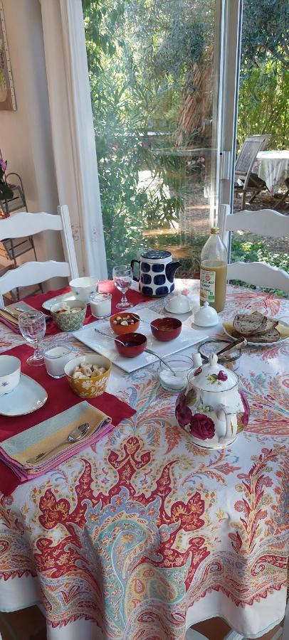 Bed and Breakfast Etxe Laminak Сістерон Екстер'єр фото